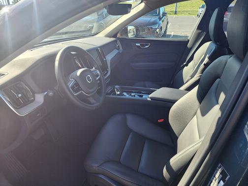 2025 Volvo XC60 B5 Plus