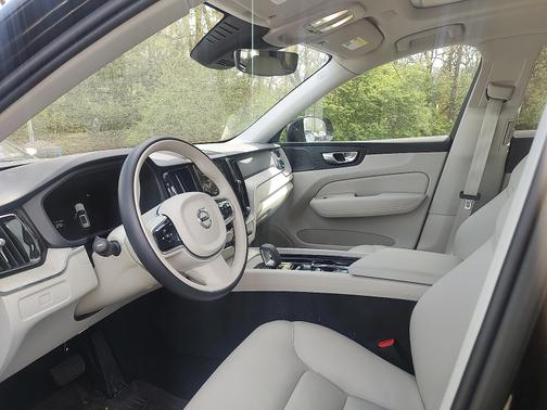2023 Volvo XC60 B5 Plus Dark Theme