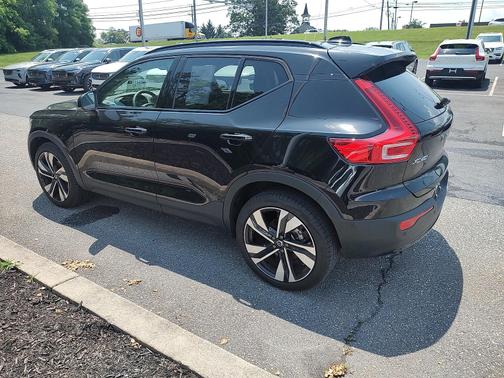 2025 Volvo XC40 B5 Plus Dark Theme