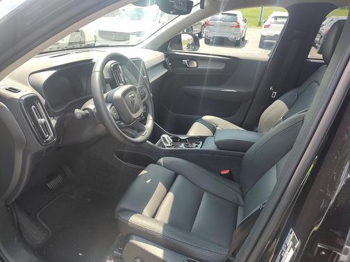 2025 Volvo XC40 B5 Plus Dark Theme