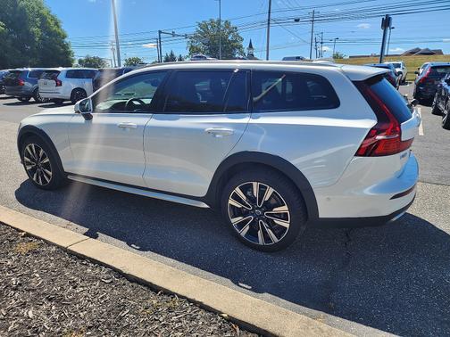 2024 Volvo V60 Cross Country B5 Ultimate