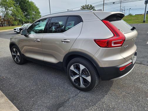 2023 Volvo XC40 B5 Plus Bright Theme
