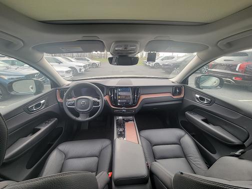 2024 Volvo XC60 Plus Dark Theme