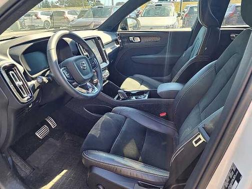 2022 Volvo XC40 R-Design