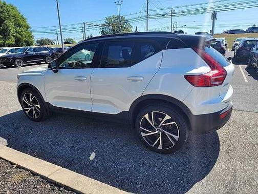 2022 Volvo XC40 R-Design