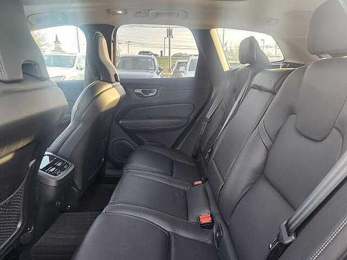 2023 Volvo XC60 Ultimate Dark Theme