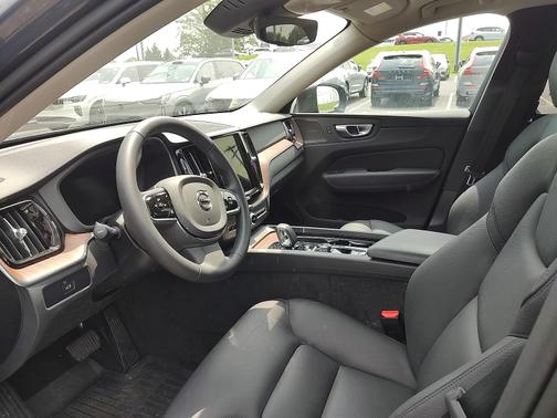 2024 Volvo XC60 B5 Plus Dark Theme
