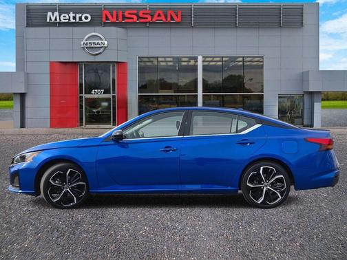 2025 Nissan Altima SR