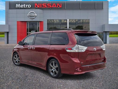 Salsa Red Pearl 2016 Toyota Sienna SE