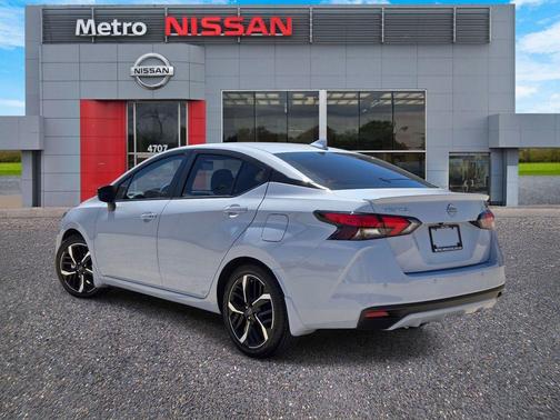 Gray Sky Pearl 2025 Nissan Versa 1.6 SR