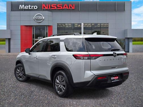 Brilliant Silver Metallic 2025 Nissan Pathfinder SV