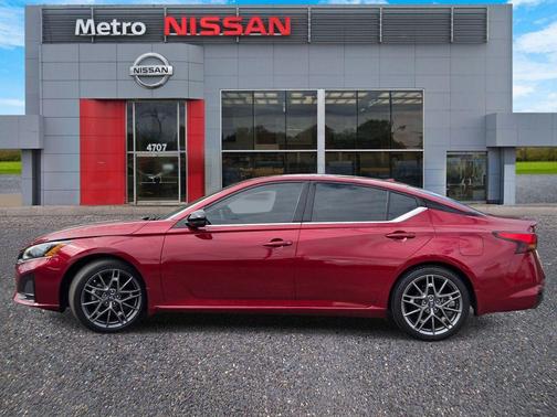 Scarlet Ember 2024 Nissan Altima 2.0 SR