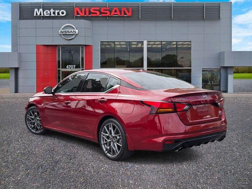 Scarlet Ember 2024 Nissan Altima 2.0 SR