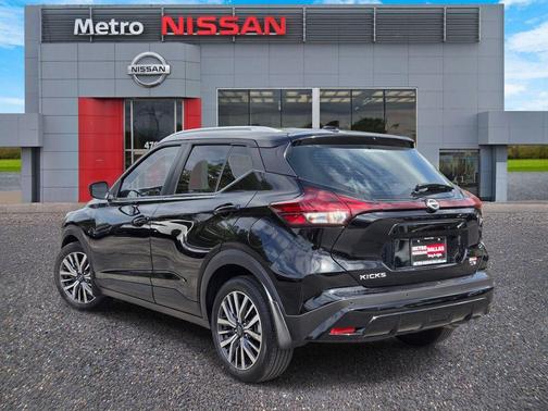 Super Black 2024 Nissan Kicks SV