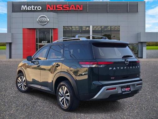 2023 Nissan Pathfinder SL