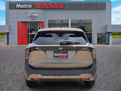 Canyon Bronze M 2026 Nissan Kicks S