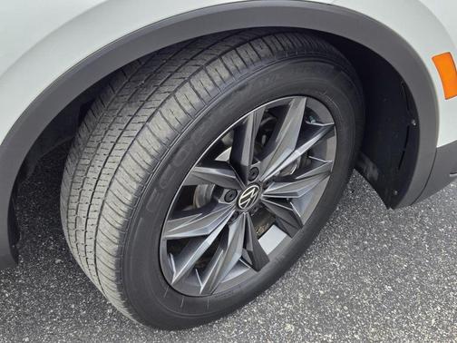 Pure White 2022 Volkswagen Tiguan 2.0T SE
