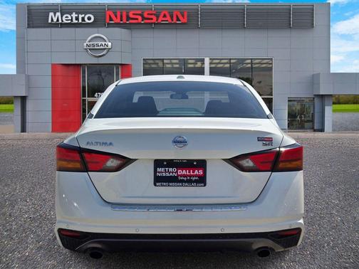 White 2022 Nissan Altima 2.5 SR
