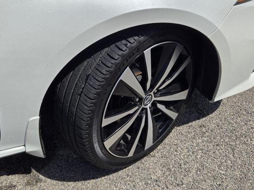 White 2022 Nissan Altima 2.5 SR