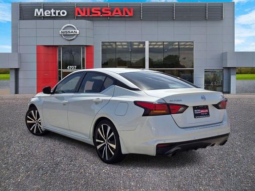 White 2022 Nissan Altima 2.5 SR