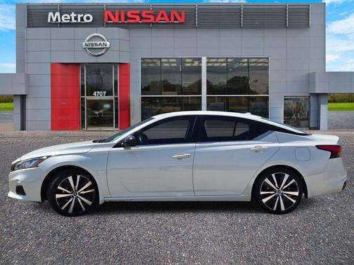 White 2022 Nissan Altima 2.5 SR