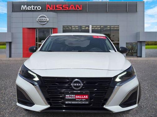 Glacier White 2025 Nissan Altima SV
