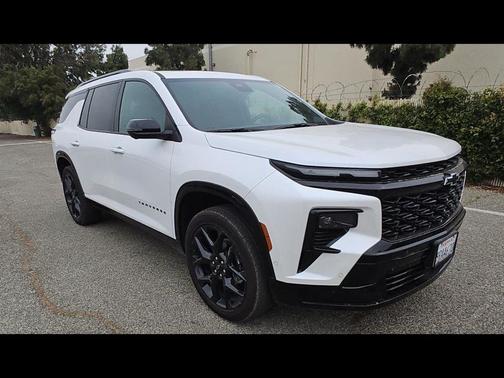 Iridescent Pearl Tricoat 2024 Chevrolet Traverse RS