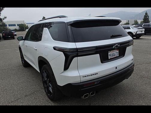 Iridescent Pearl Tricoat 2024 Chevrolet Traverse RS