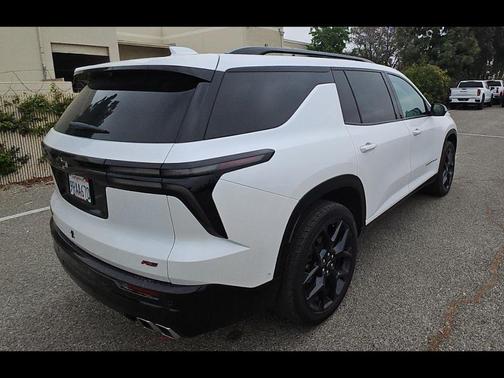 Iridescent Pearl Tricoat 2024 Chevrolet Traverse RS