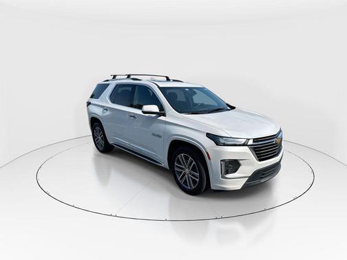 Iridescent Pearl Tricoat 2023 Chevrolet Traverse High Country