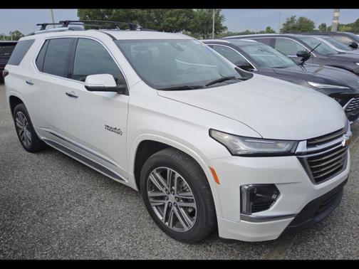 Iridescent Pearl Tricoat 2023 Chevrolet Traverse High Country