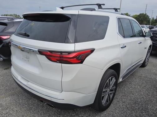 Iridescent Pearl Tricoat 2023 Chevrolet Traverse High Country