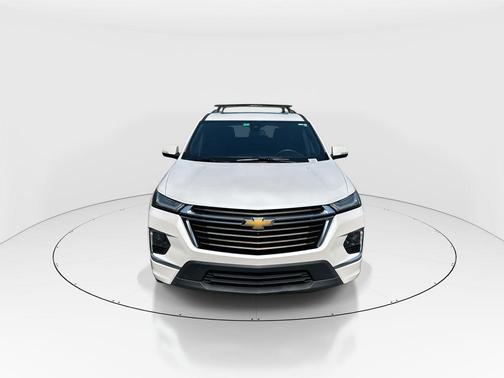 Iridescent Pearl Tricoat 2023 Chevrolet Traverse High Country