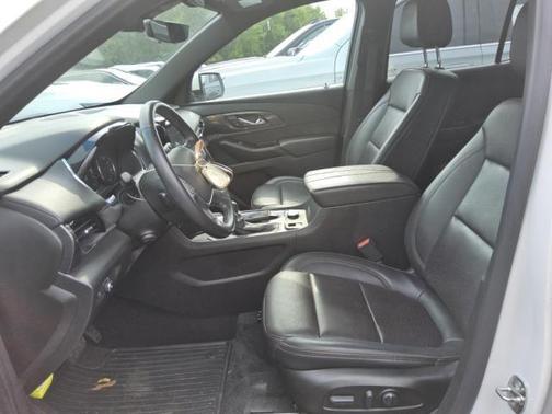 Iridescent Pearl Tricoat 2023 Chevrolet Traverse High Country