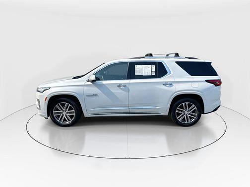 Iridescent Pearl Tricoat 2023 Chevrolet Traverse High Country