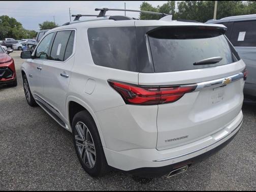 Iridescent Pearl Tricoat 2023 Chevrolet Traverse High Country