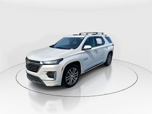 Iridescent Pearl Tricoat 2023 Chevrolet Traverse High Country