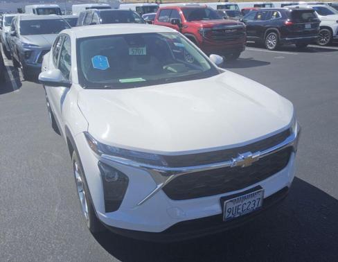 Summit White 2025 Chevrolet Trax LS