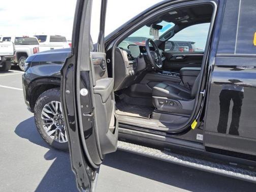 Black 2025 Chevrolet Suburban 4WD Z71