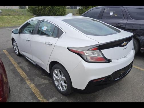 Iridescent Pearl Tricoat 2017 Chevrolet Volt Premier
