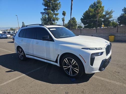 2023 BMW X7 M60i