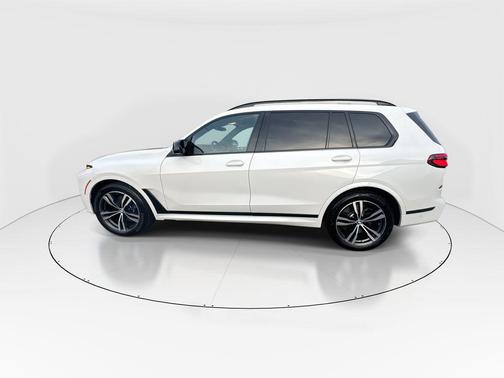 2023 BMW X7 M60i