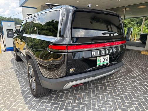 Midnight 2023 Rivian R1S Adventure
