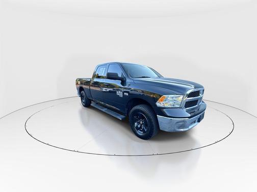 Brilliant Black Crystal Pearlcoat 2019 RAM 1500 SLT
