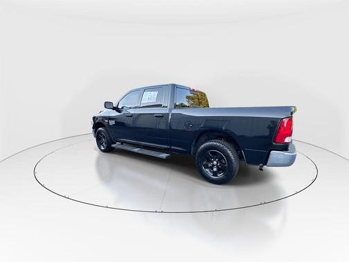 Brilliant Black Crystal Pearlcoat 2019 RAM 1500 SLT