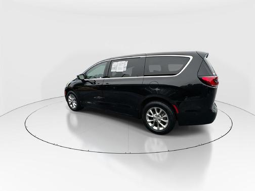 Brilliant Black Crystal Pearlcoat 2023 Chrysler Pacifica Touring L