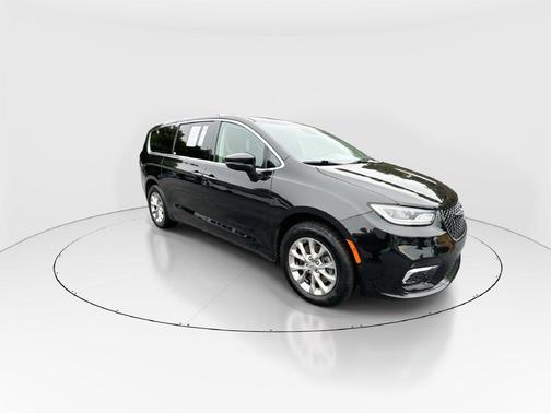 Brilliant Black Crystal Pearlcoat 2023 Chrysler Pacifica Touring L