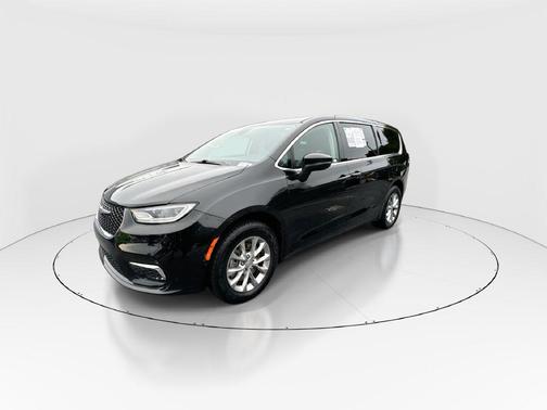Brilliant Black Crystal Pearlcoat 2023 Chrysler Pacifica Touring L