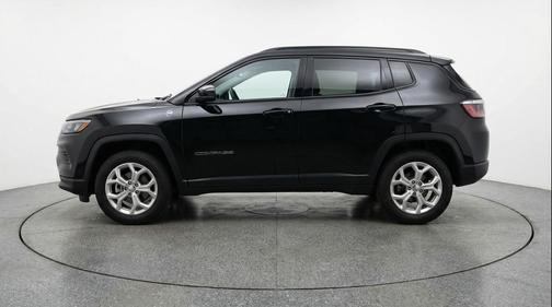 Diamond Black Crystal Pearlcoat 2025 Jeep Compass Latitude