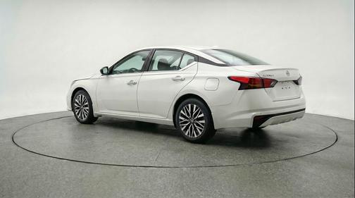 Glacier White 2025 Nissan Altima SV FWD